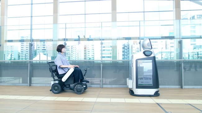 案内ロボット「HOSPI Signage」（右）とロボティックモビリティ（左）