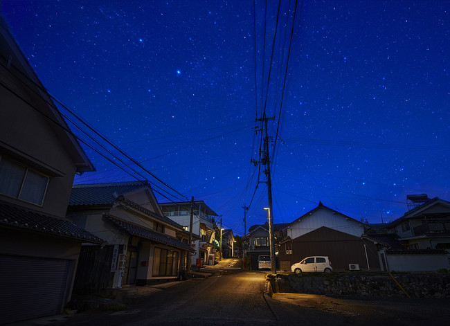 「星空に優しい照明」への交換が進む美星町内のモデル地区