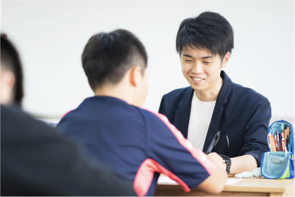 生徒の指導にあたるプロ講師