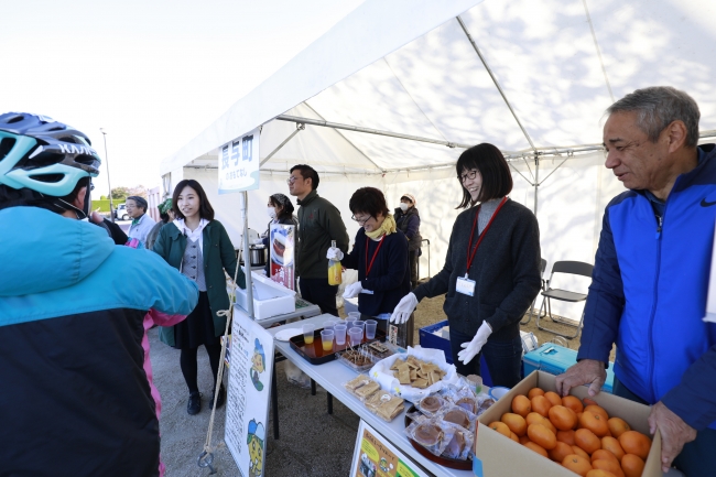 地元の特産品で溢れるエイドステーション