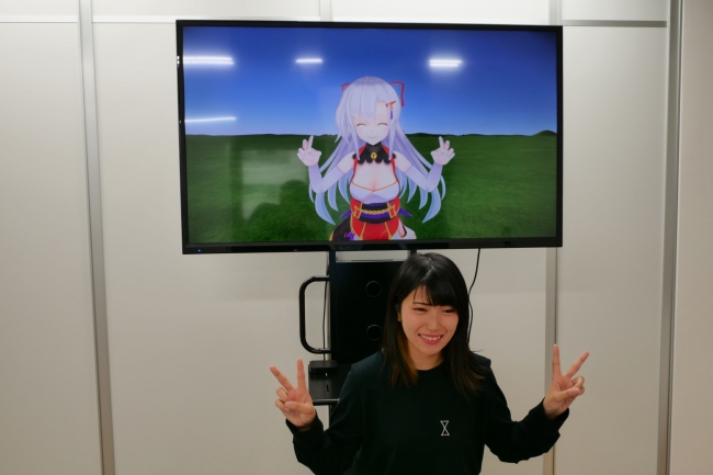 ▲人物とバーチャルの動きが簡単に同期する『どこでもVTuber』　※写真の女性は「風宮まつり」本人とは異なります。