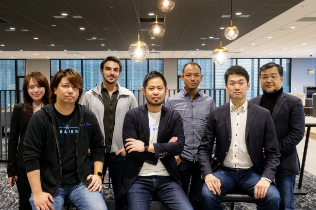 （写真後列左から、500 Startups Japan 吉澤 美弥子、James Riney、澤山 陽平、個人投資家 山下 哲也、前列、KURASERU 平山 流石、川原 大樹、DBJキャピタル 永原 健太郎）