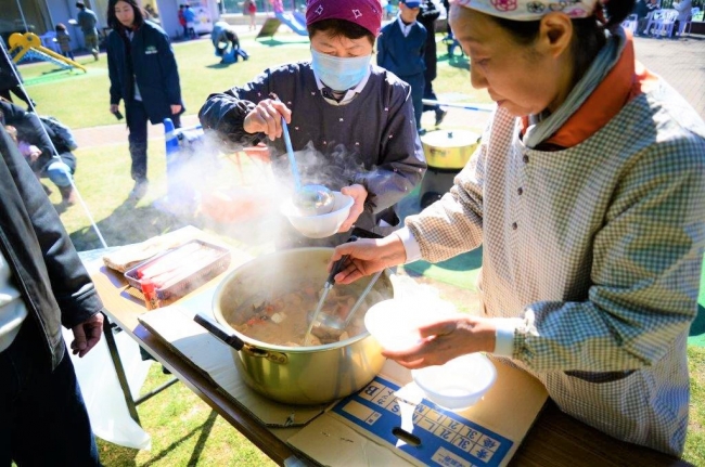 かまどベンチを活用した豚汁の炊き出し