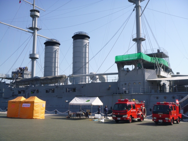 消防車両展示、けむり体験（横須賀市三笠公園）