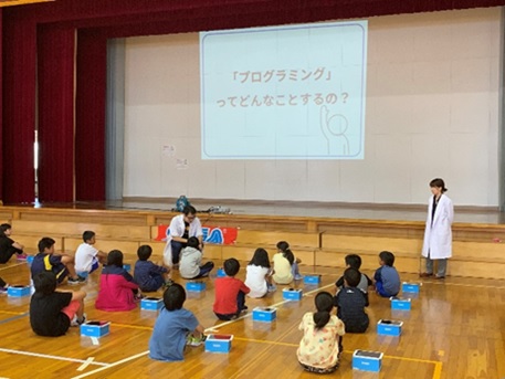 ▲小学校でのプログラミング教室の様子