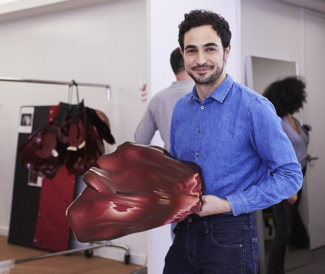 Zac Posen x GE Additive x Protolabs製ローズガウンの花びらを手にするデザイナーのザック・ポーゼン