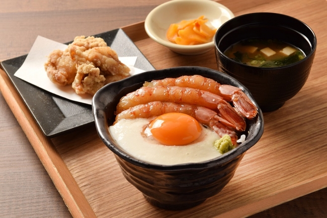 『とろ玉漬け海老丼（鶏唐揚げ・味噌汁・香の物付）』（980円税込）