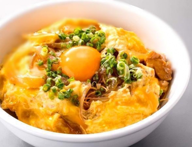 パリパリ親子皿うどん380円(税抜)　　おつまみにも、〆の料理にもぴったり。皿うどんの上に親子丼の具がのってとろとろパリパリ食感が楽しい一品。