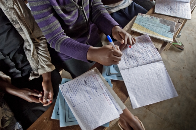 ルワンダにあるキゲメ難民キャンプで、難民の子どもたちが勉強する様子。　©UNHCR  F. Noy