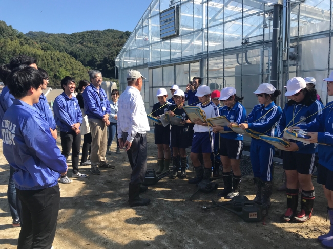 生徒からの質問に回答する高橋さん(写真中央)