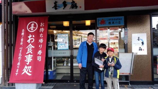 子どもたちが店舗でヒアリング