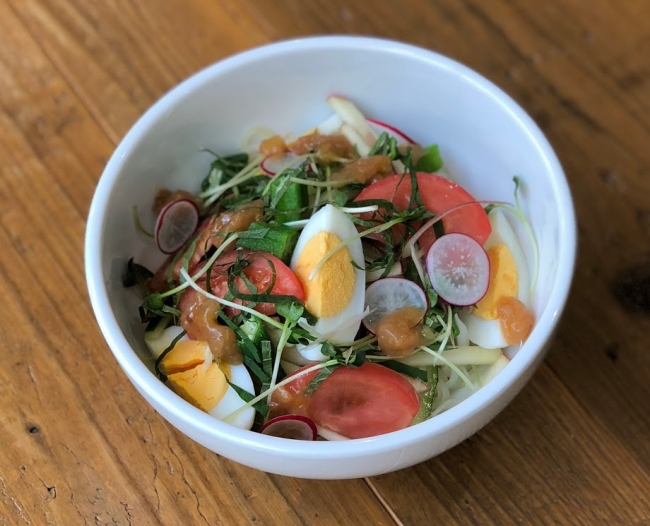 サラダ仕立てのカフェ冷麺～梅肉風味～　1000円