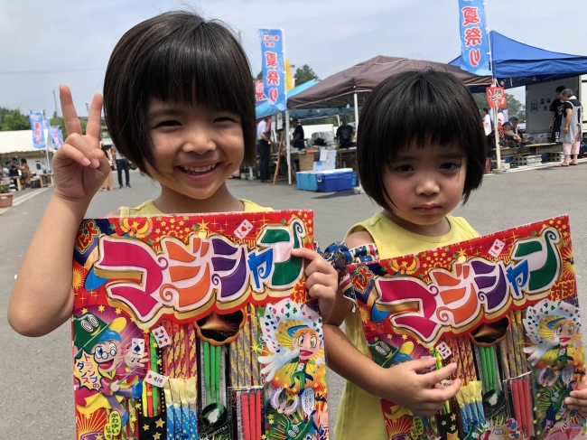 ハガキ大作戦2019で花火を受け取る子供たち(宮城県南三陸町)