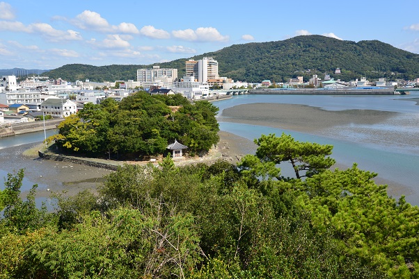 鏡山からみる妹背山　画像提供：芸団協