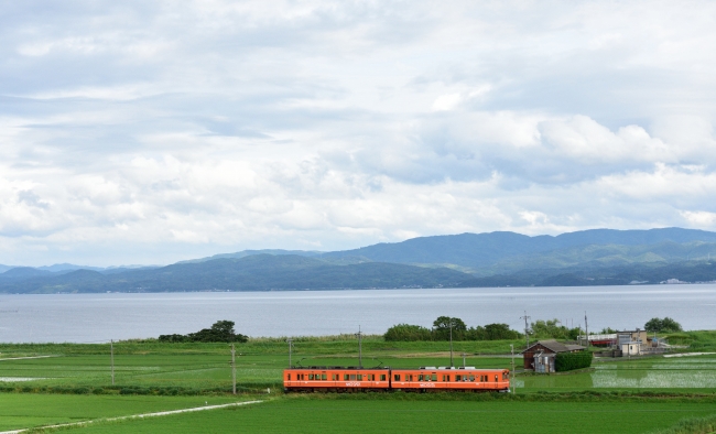 宍道湖沿いを走る一畑電車