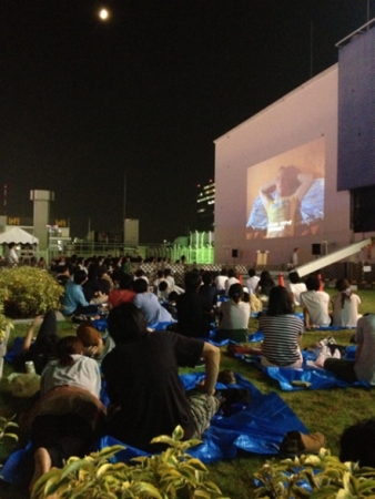 ROOFTOP試写会イメージ　2013年夏に池袋パルコ屋上にて開催した「ROOFTOP FILMS」. 上映作品は『トレインスポッティング』