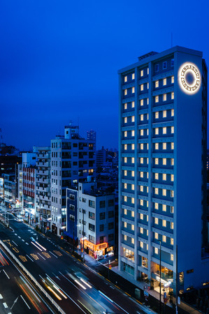 ロゴが映える外観夜景