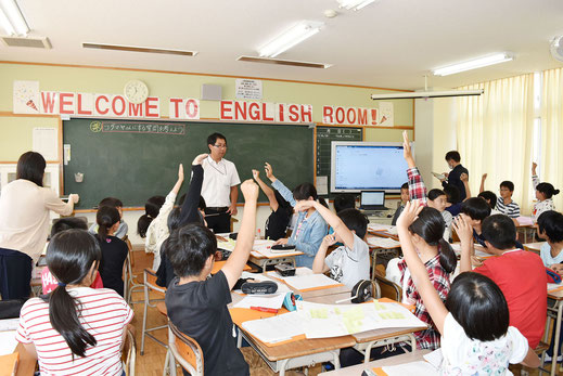 西小学校での授業の様子。積極的にアイデアをだしていくこどもたち