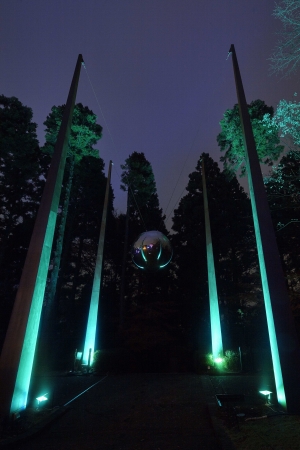 高橋匡太《Glow with Night Garden Project in Hakone》2017年　井上武吉《マイ・スカイ・ホール（天への道）》