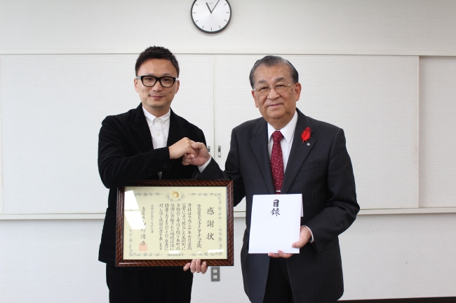 (写真左：当社 代表取締役社長 石川康晴、写真右：岡山県矢掛町 町長 山野通彦氏)