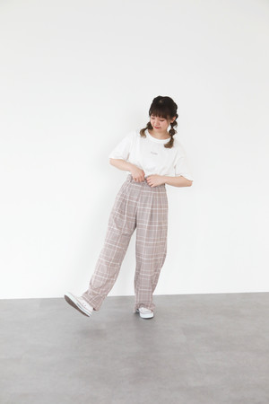 awame check pants  color：ベージュ、モカ 　サイズ：M、L　￥4,998（やまももちゃんねるつ x SLURR）