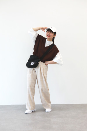 【お友達とおでかけ！ちょいわんぱくお出かけコーデ】yawaraka blouse￥3,997、awame check pants￥4,998（やまももちゃんねるつxSLURR）、Vネックショート再生ポリエステルビスチェ風ベスト￥3,499（SLURR）