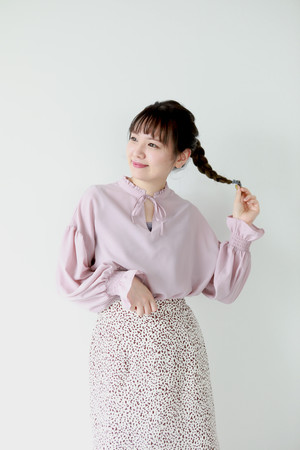 yawaraka blouse color：オフホワイト、グレイッシュピンク　 サイズ：フリー　￥3,997（やまももちゃんねるつ x SLURR）