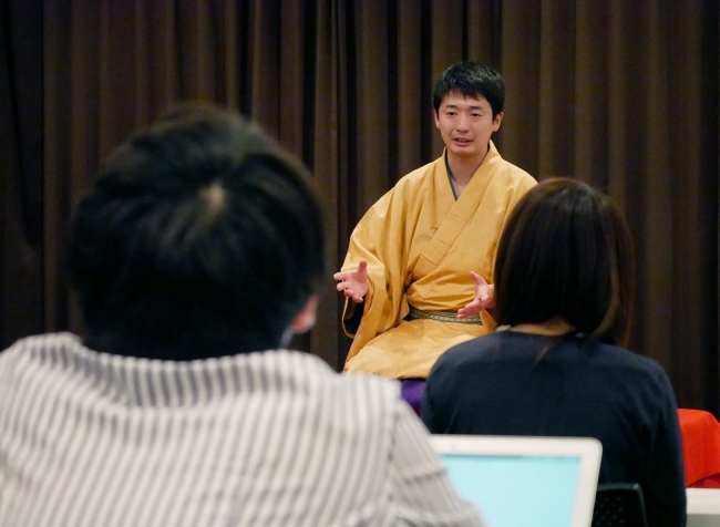 部屋には高座が設けられ、らっ好さんが演目「つる」を披露