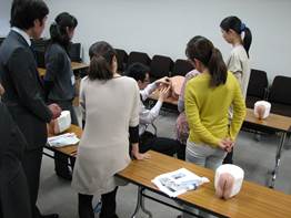 ＜右＞フェア内勉強会　（レジナビフェア2012 in 金沢より