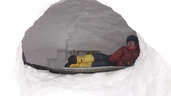 雪洞の中でくつろぐ阿部静氏