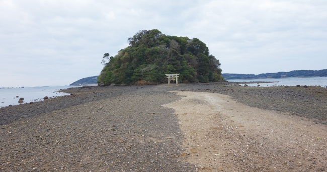 「日本のモンサンミッシェル」とも呼ばれる小島神社