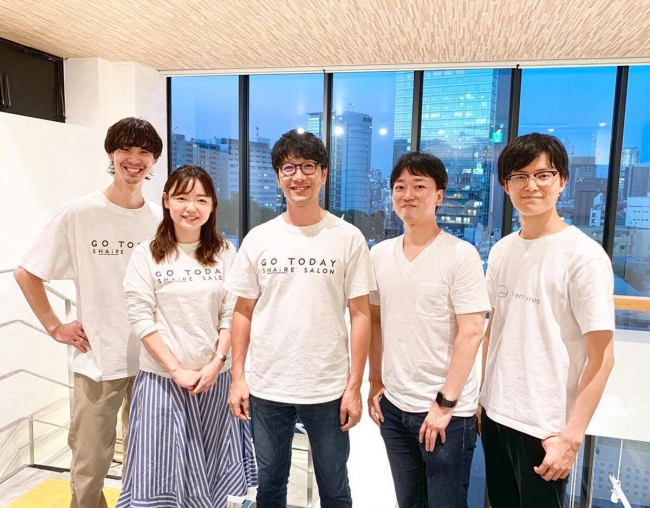 左から、GO TODAY SHAiRE SALON取締役 大池基生、同社取締役 小関珠実、同社代表取締役 大庭邦彦、W ventures代表パートナー 東明宏氏、同社インベストメント・マネージャー 高津秀也氏