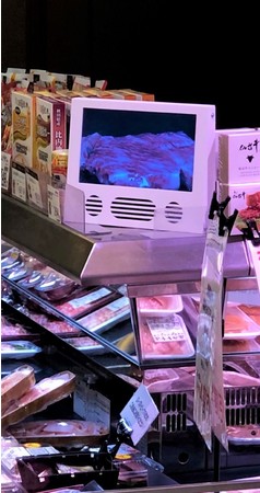 店頭での試食に代わって「音＋映像=シズル感」で購買喚起を演出（写真提供：株式会社藤崎）