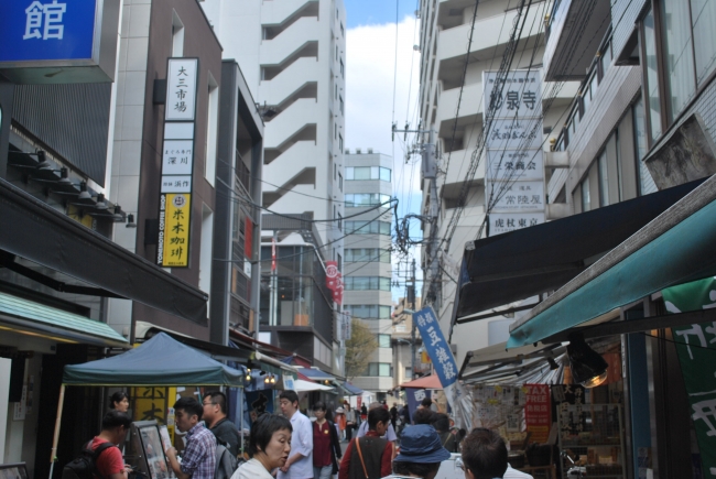 平日の午後2時頃の築地東通り　場内移転後でもお昼前後にはこの通りが歩きづらいほど人で溢れている