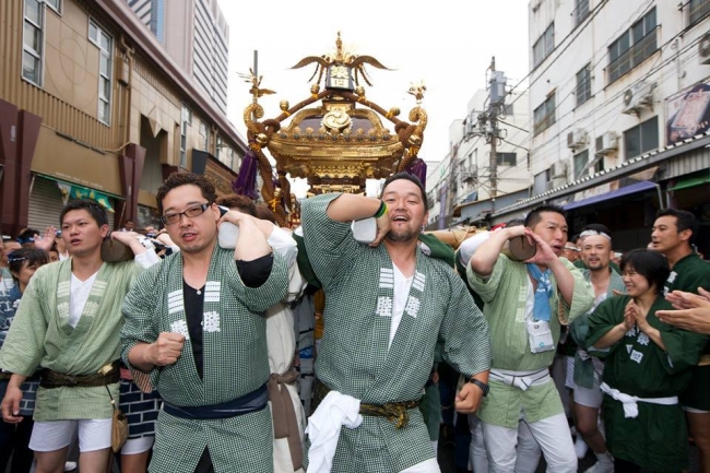 築地波除神社のおまつり　正面右が代表伊藤