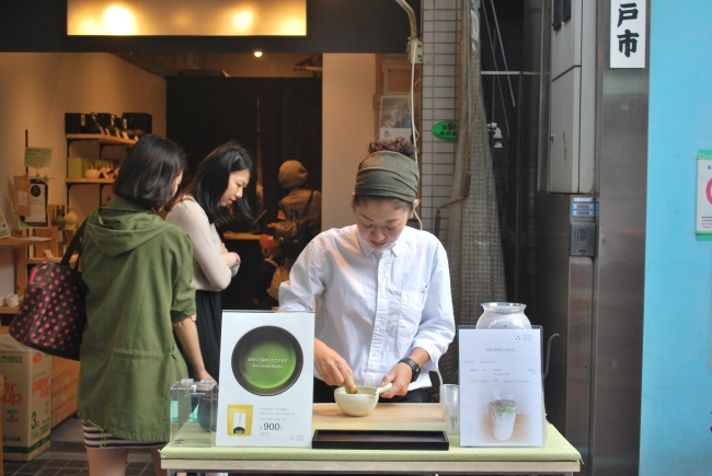 Matcha Stand Maruni 店頭での試飲スペース　畳を模した試飲台を作成した