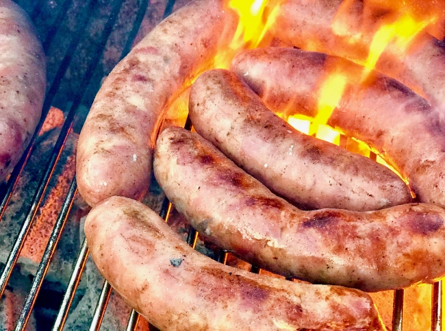 お肉を食べるソーセージ