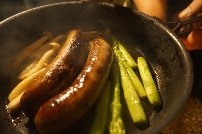 屋外での調理にも味付け調味料は不要。旨みが野菜に染み込み一緒に焼くだけで美味しくいただける。