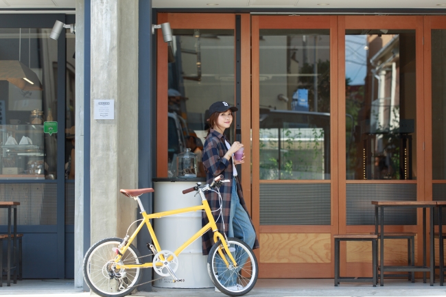 WEEKENDBIKESとともにカフェ前でくつろぐ田中里奈さん