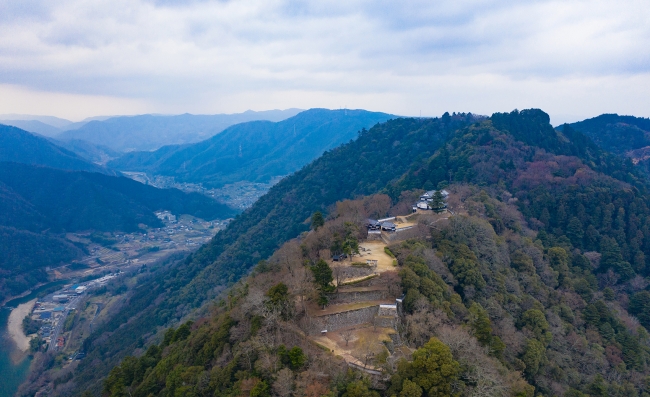 現存12天守のひとつ備中松山城をドローンから撮影