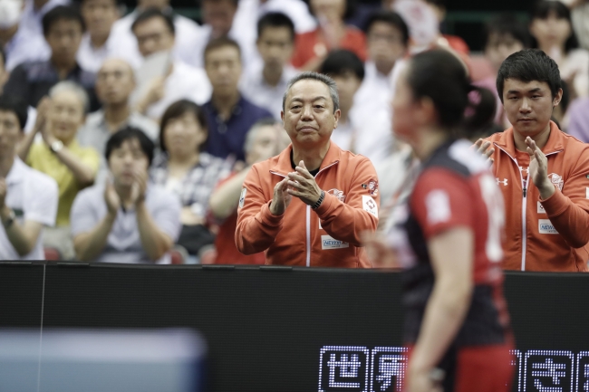 女子：　日本生命レッドエルフ　村上 恭和 総監督