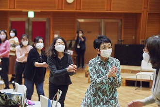 東京文化会館　高齢者向け音楽ワークショップより©Mino Inoue