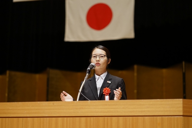 英語部門最優秀賞　夜間部ホテル科1年久保瑛梨佳さん　「The Stereotype of Appearance（身だしなみの固定概念）」