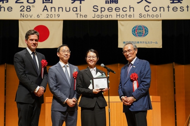 英語部門最優秀賞 久保さん（左から3番目）ザ・ペニンシュラ東京 総支配人 マーク チューン様（左から2番目）パーク ハイアット 東京 総支配人 エルヴェ マゼラ様（左）