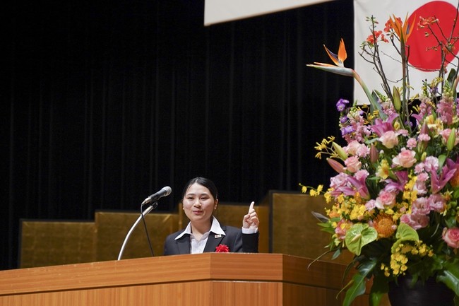 日本語部門最優秀賞受賞 昼間部ホテル科1年 蛯原ひなのさん（土浦日本大学高校〔茨城〕出身）「見えないバリアフリー」