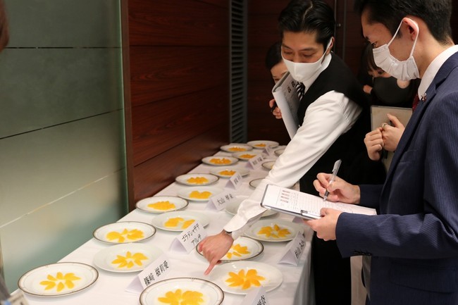 審査風景　オレンジの実が綺麗な三日月型かチェック