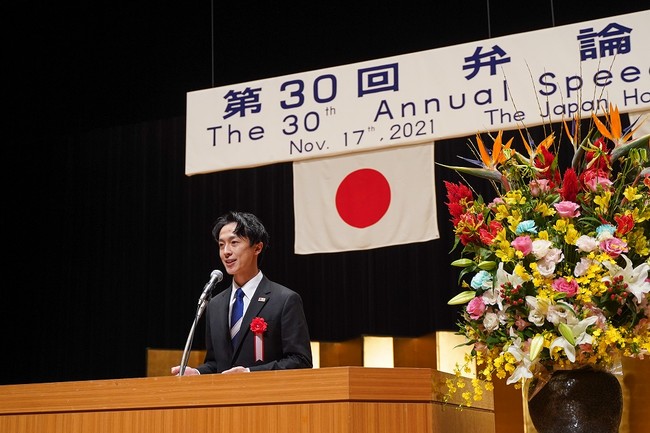 英語部門最優秀賞　昼間部ホテル科2年王思程さん（ミツネキャリアアカデミー〔東京〕出身）　「What Can I Do for You（私たちに何かできることはありませんか？）」