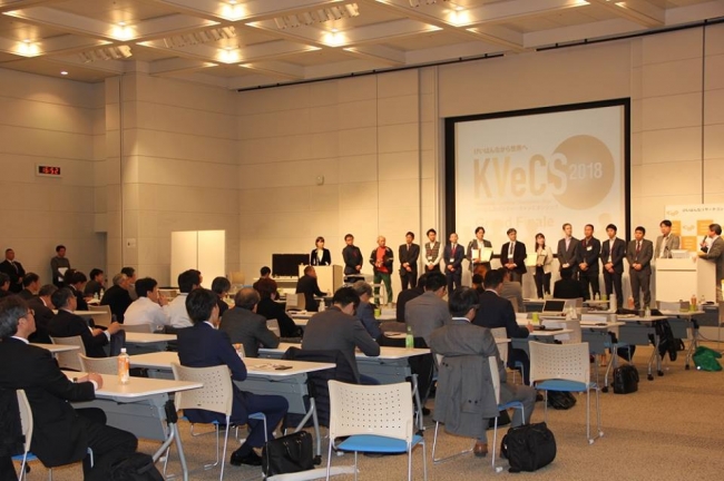 KVeCS 2018 Grand Finaleの登壇者12名が壇上で結果発表を待つ様子