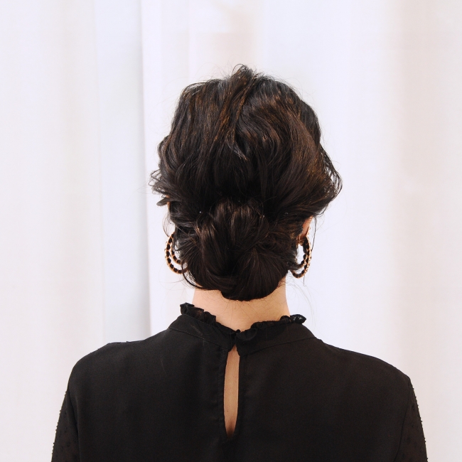 #rumi_ヘアアレンジ：ブラックドレスに合う「エアリーシニヨン」baack