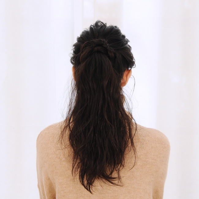 #rumi_ヘアアレンジ：ざっくりニットに合う「ポニーテール」back